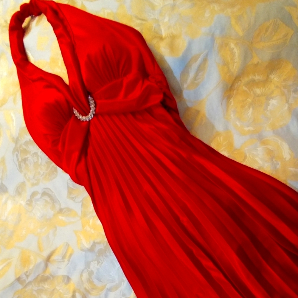 Red formal pleated long dress